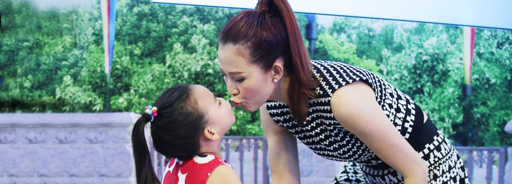 蔡少芬带大女儿小汤圆出席活动 嘴对嘴玩亲亲