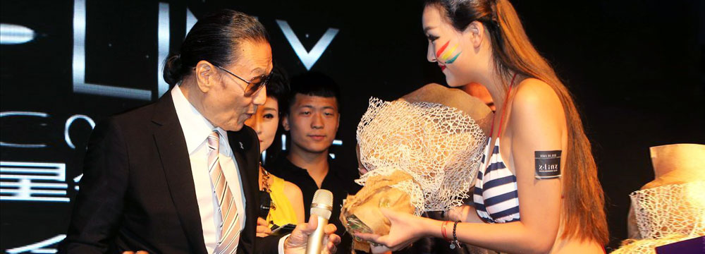 79岁谢贤“风流”依旧 为儿子酒吧站台获辣妹献花