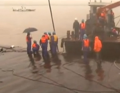 实拍救援人员焊接切割点 现场新搜出大量遗体