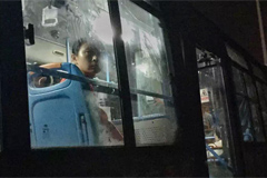 被拦下的家属整夜看着船的方向