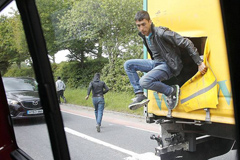 非法移民从货车口子逃出一幕