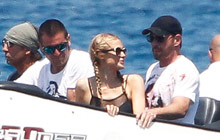 希尔顿与4男出海度假