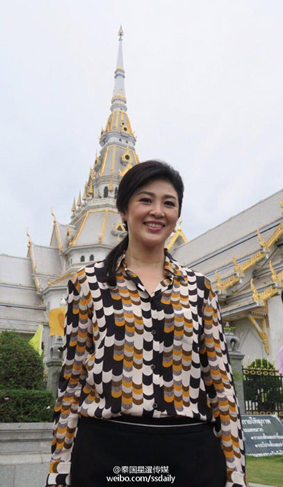 英拉现身拜佛布施求平安 民众纷纷合影
