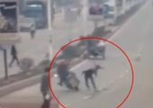 实拍女子横穿马路突然加速将摩托车撞飞