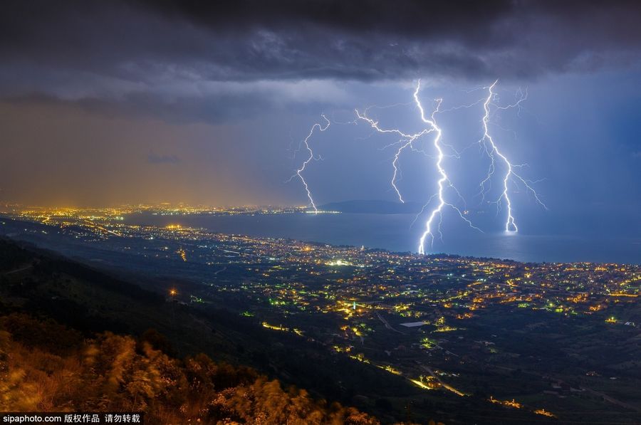 克罗地亚遇雷雨天气 未来世界既视感