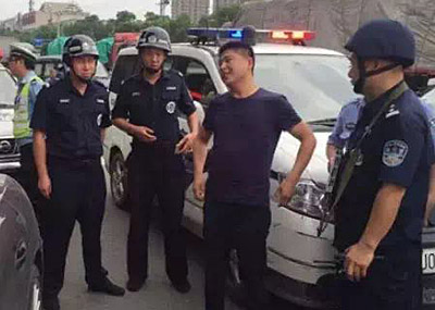 保时捷车主挟持警察逃跑被捕一幕