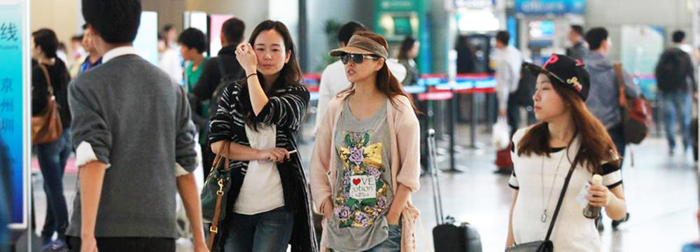      伊能静素颜戴墨镜现机场 与好友一路热聊   