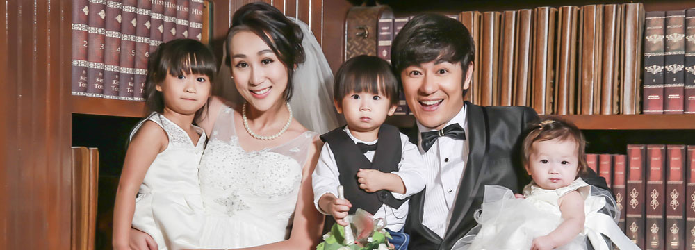  陈浩民与妻子庆结婚纪念日 一家五口拍写真  