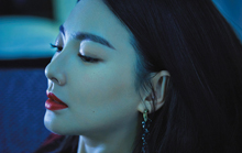  张雨绮登杂志封面造真空地带