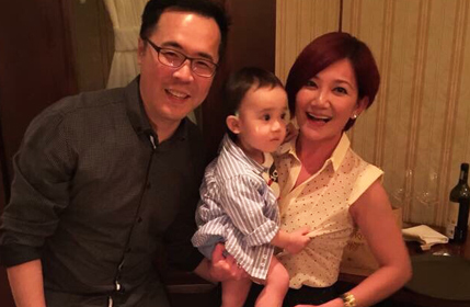 梁静茹忙帮老公庆生 竟遭超萌儿子伸“坏手” 