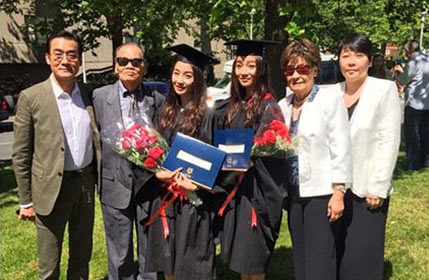 梁家辉美国出席双胞胎女儿毕业礼 