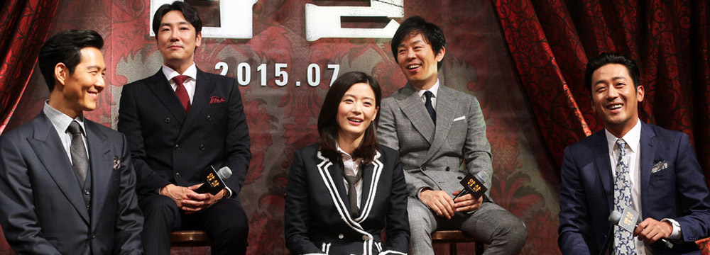   全智贤着黑色外套出席发布会 与众男星比帅  