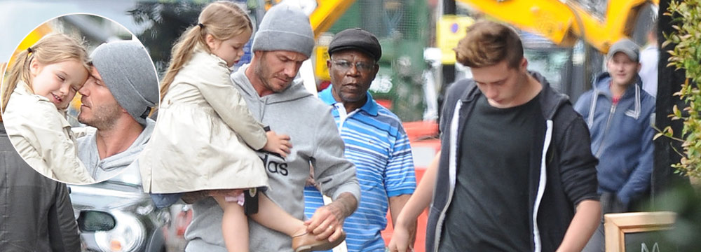  贝克汉姆单手抱小七上街 贴心为女儿穿鞋  