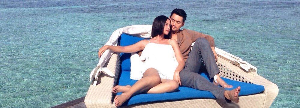 袁弘张歆艺海边拍写真 甜蜜互动秀恩爱