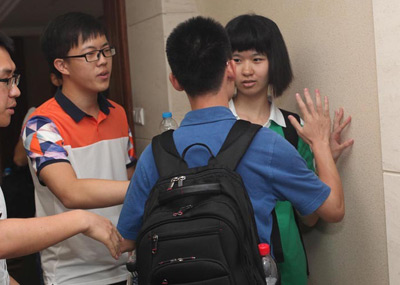 清华北大招生老师拉扯争抢高分考生