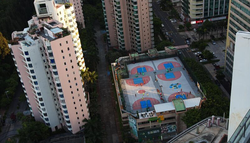 深圳一小区楼顶建空中篮球场 俯瞰霸气