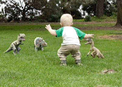 萌娃模仿“训练恐龙”一幕