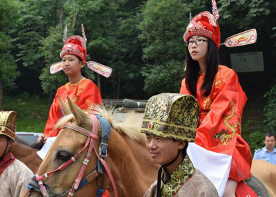湖北高考状元、榜眼骑马游园