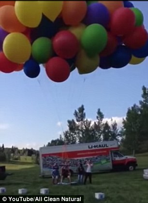 男子为打广告坐 氢气球椅 升空后从高空坠下