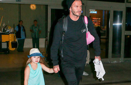 小贝携子女现身机场 小七穿清凉休闲装