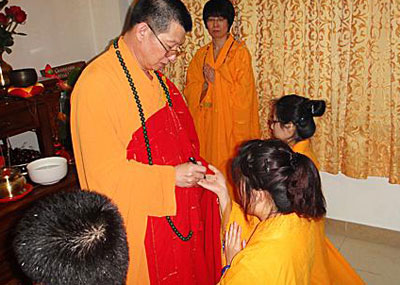 邪教教首迫女弟子为其堕胎、产子