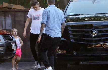 小七穿吊带裙甜美出街 小贝和儿子护驾