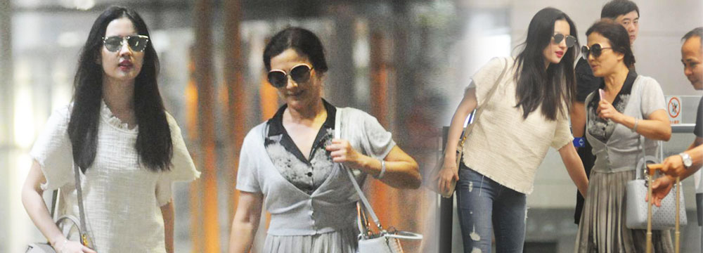 刘亦菲穿破洞裤现身机场 与妈妈亲密热聊似姐妹
