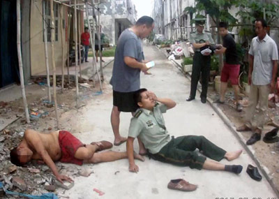 武警徒手接跳4楼男子被砸倒在地