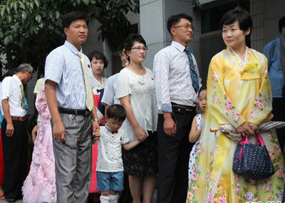 朝鲜人排队投票选举议员一幕