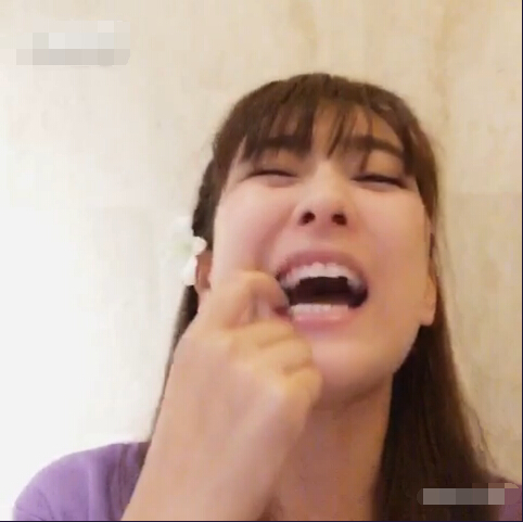 马苏晒搞笑视频 张嘴大笑手扣牙(图)|视频| 马苏