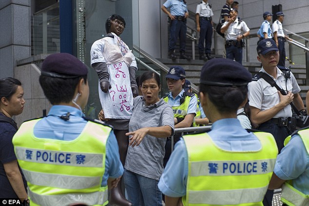 港女被指胸部袭警入狱 过百民众胸罩外穿抗议