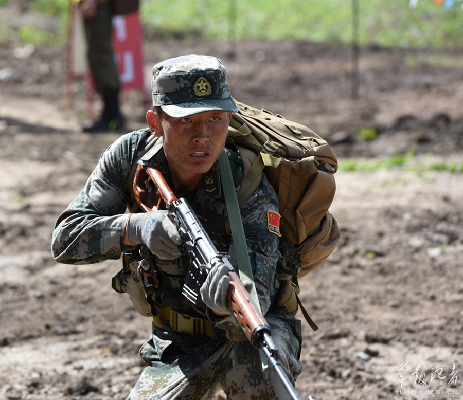 【转载"侦察尖兵"比赛开始 俄士兵急行军累得呕吐不止