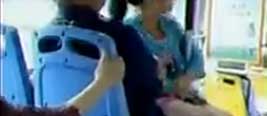 实拍女子公交强坐男子大腿 旁人斥：真好意思