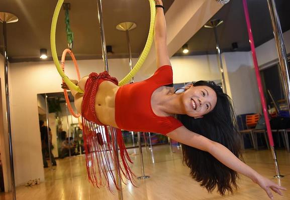 武汉幼师恋上吊环舞 为追求性感魔鬼身段