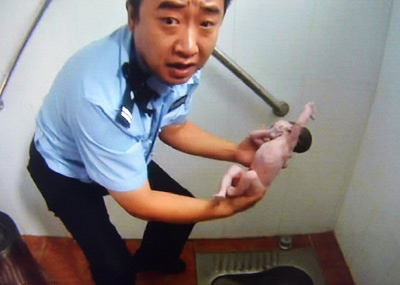 女婴被遗弃下水道 警察徒手救出