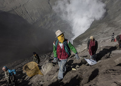 到火山口中献祭的村民