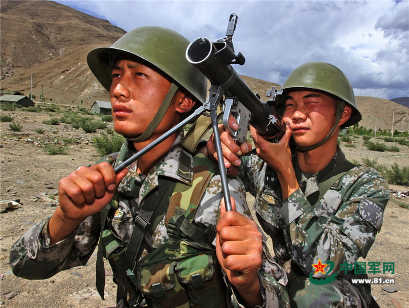 西藏军区部队一级战备演练:用火箭筒对空攻击