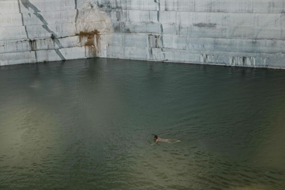 被石头“吃掉”的小镇