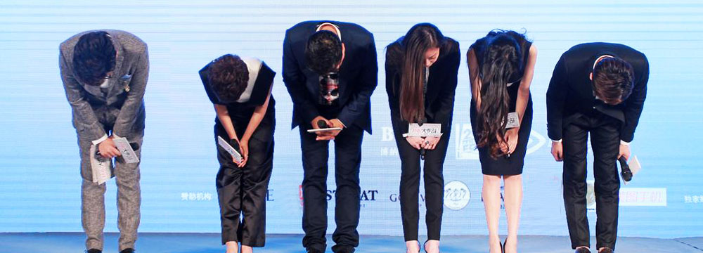 Angelababy倪妮黑衣亮相 为天津爆炸遇难同胞鞠躬