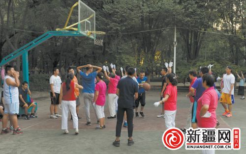 新疆学生打篮球遭广场舞大妈抢场地 公园报警