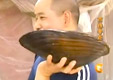 男子水塘中摸到三只脸盆大巨型河蚌 