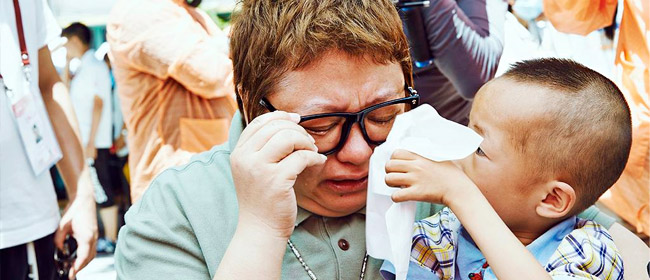 韩红携团援贵义诊 紧搂病童贴脸落泪