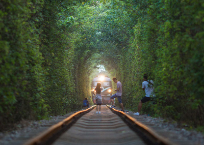 女孩在铁轨拍照 两次逼停火车