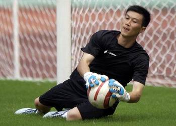 中国足坛的疯狂压哨签 郝海东转会惊动政府军