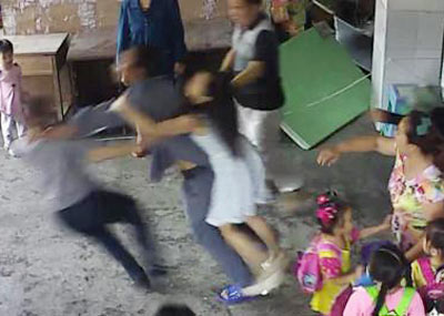 重庆家长打倒老师瞬间