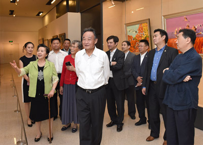 4名退休常委近日参观国博画面