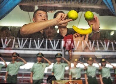 当战友哭泣送别，退伍老兵摆笑脸安慰