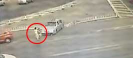 实拍出租车刹车失灵一路冲撞 母子被顶空中落地惨死