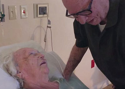 生命最后一刻：老人为老伴唱情歌