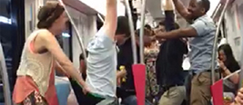 实拍：外籍乘客上海地铁里喝酒打闹 洋妞扯男子内裤荡秋千